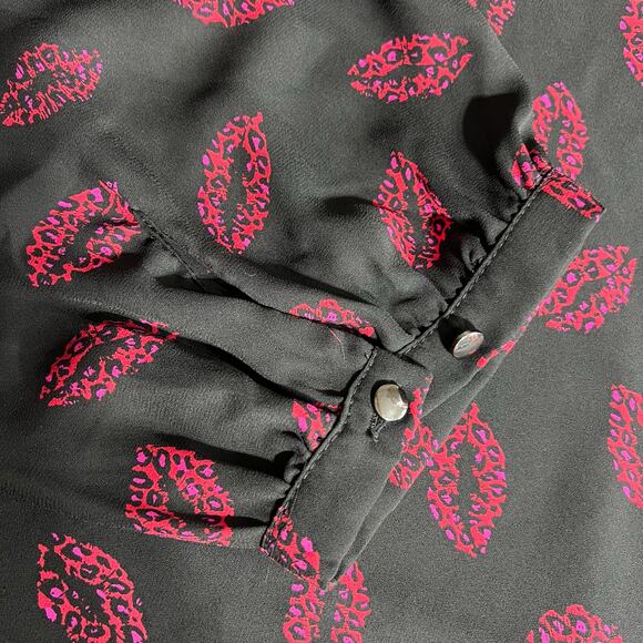Torrid Womens Blouse Top Shirt Pullover Tie Collar Lip Print Black Pink Size 1 - Picture 9 of 12